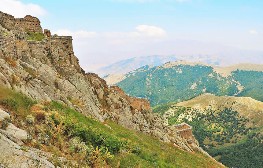 نمای پشت قلعه بابک خرمدین